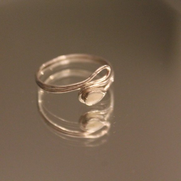 Silver Ring with Cream Stone - Picture 6 of 8